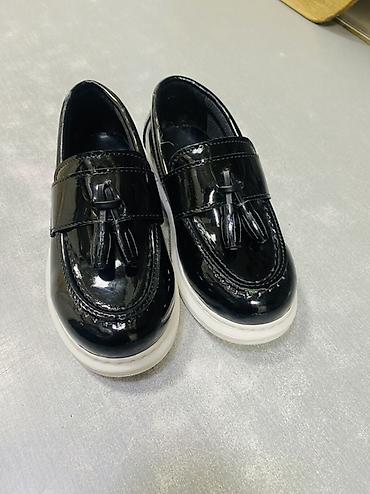 qara mokasinlər: Uşaq loafer ayaqqabıları - Rəng: parlaq qara üst, ağ altlıq - Model — 3