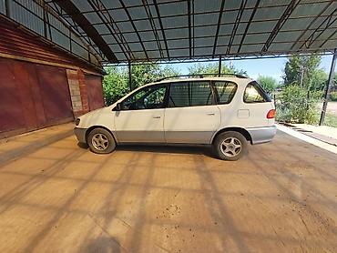 бир: Toyota Picnic: 1999 г., 2 л, Кол менен иштөөчү, Дизель, Вэн/Минивэн — 3