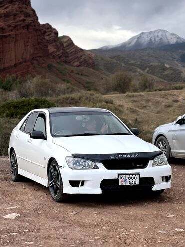 Toyota: Toyota Altezza (IS) — спортивный седан JDM. Основные особенности: -