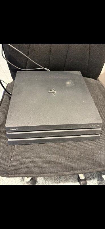 plesteyşın konsolu: Sony PlayStation 4 Pro oyun konsolu - Rəng: qara - Korpus üzərində
