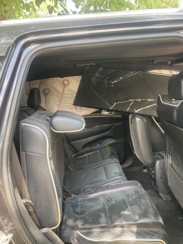 Jeep: Jeep Grand Cherokee – yaş asfalt rəngli, tam ölçülü SUV — 5