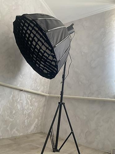 ring light: Студийный осветитель с большой октабокс-насадкой типа «соты» на — 1