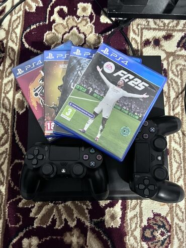продаю связи с переездом: Игровая приставка Sony PlayStation 4 (PS4) с комплектом аксессуаров и