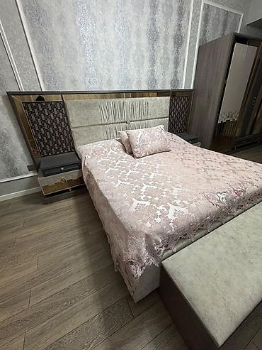 Yataq otağı mebel dəsti Tərkibi: - Çarpayı: yumşaq, parça başlıqla;