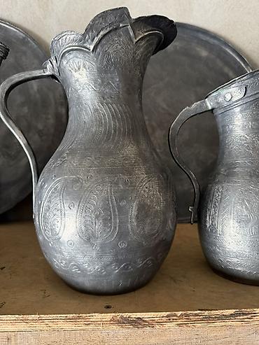 balaca qazan: Əl işı mis/boz rəngli metal sürahi və sini dəsti - Material: döymə — 2