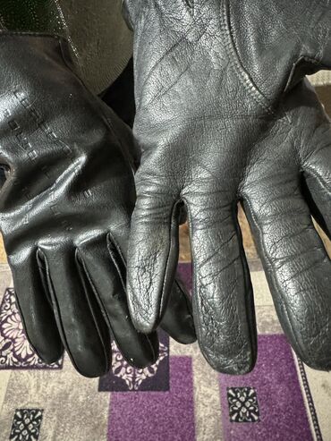 Продаю кожаные перчатки мужские 
450 сом 
Хорошие
Размер для взрослых