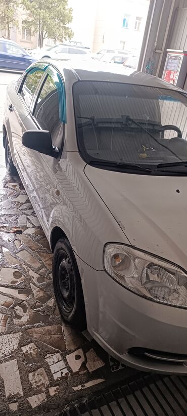 арзан машина сатылат: Автомобиль Chevrolet Aveo серебристого цвета. Этот седан – надежный и