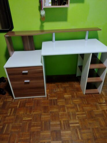 forma ideale radni stolovi za decu cena: Desks, Rectangle, Plywood, Used
