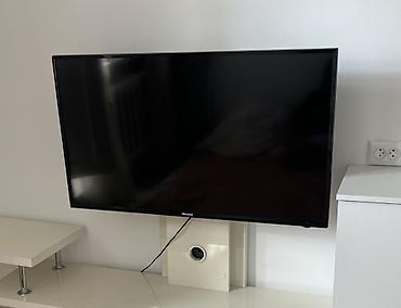 Телевизор Hisense, диагональ около 43–50". Тонкие рамки, плоская