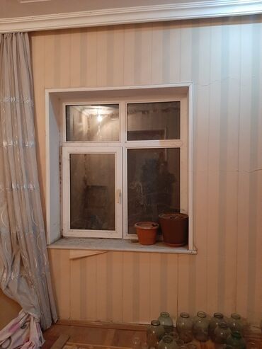 islenmis taxta dikt: Taxta qapı, otaqlar arasında keçid təmin edir. Qapının bir hissəsi