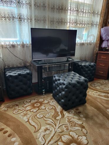 Пуфики: Пуфы каретная стяжка в отличном состоянии. За все 4000