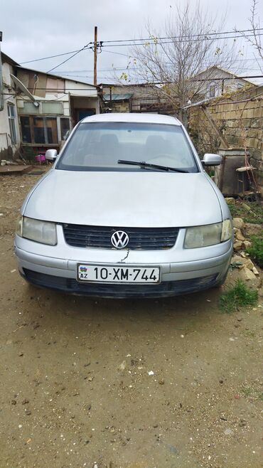Gümüşü rəngli, Volkswagen Passat B5 modeli avtomobil. Avtomobilin ön