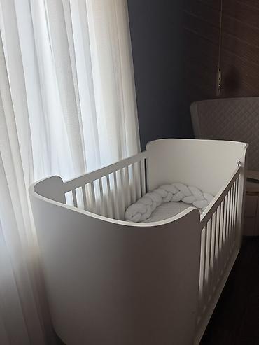 Ağ rəngli uşaq beşiyi - Minimalist, müasir dizayn: yumşaq oval uclar