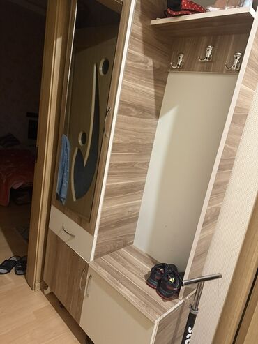 Matraslar: Bu dəhliz mebel dəsti açıq bej və qəhvəyi taxta naxışlı rənglərin