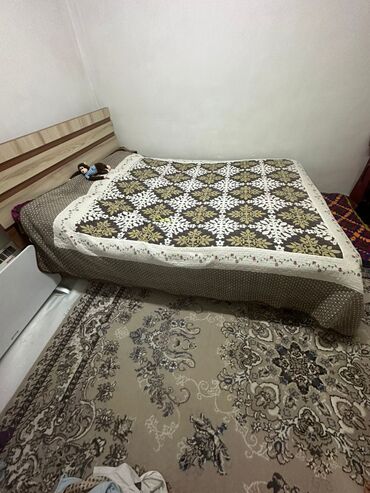 размер полутороспального пододеяльника: Двуспальная кровать с высоким изголовьем + стеганое покрывало