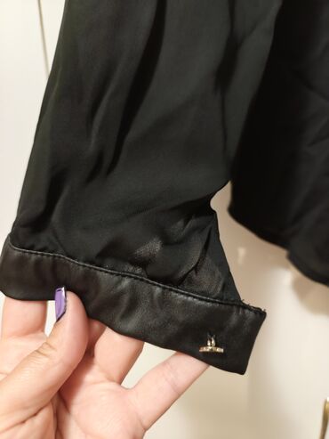 Bluze: Dve ženske bluze u nežnim neutralnim tonovima. 1) Puder‑roze bluza: - — 11