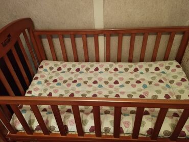Детская мебель: Продается детская кроватка в очень хорошем состоянии вмести с матрацем