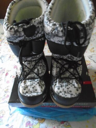 Kaputi: Mona, L, Sa postavom — 11