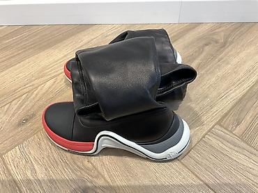 Çəkmələr: Louis Vuitton. Paris butikindən 1490 euro (2970 AZN) alınıb və heç — 3