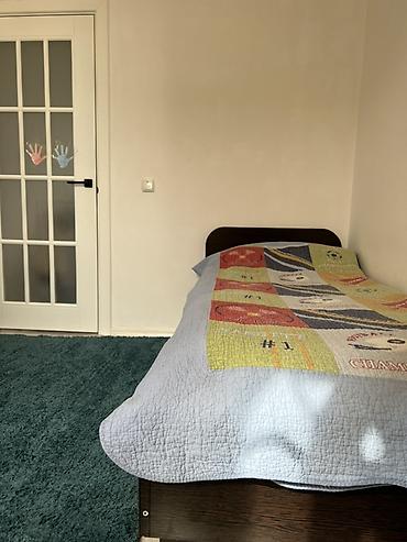 Продажа полдома: Продаю уютное пространство для большой и дружной семьи. Если вашего — 18