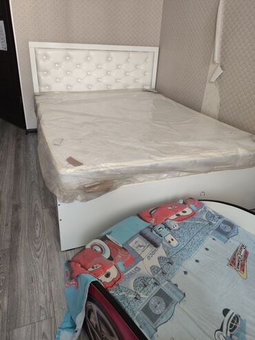 кровать для кукол: Кровать односпальная с мягким изголовьем белого цвета, декорированным