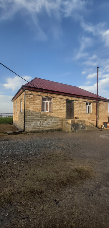 Həyət evləri və villaların satışı: Ev şemkirde kraz yolunun yaxınlığında yerləşir. 24 sotdadır. Ev 171 — 1