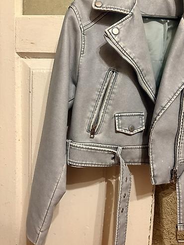 qadin ayaqqabilar: Gümüşü-boz rəngdə qısa “biker” üslublu qadın kurtkası. - Material — 4