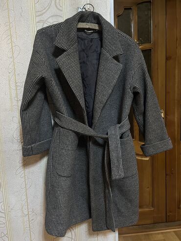 мужской пальто: Продаю женское пальто шикарного качества Размер 52-54 В отличном