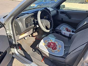 Унаа: Volkswagen Passat: 1989 г., 1.8 л, Кол менен иштөөчү, Бензин, Седан — 4