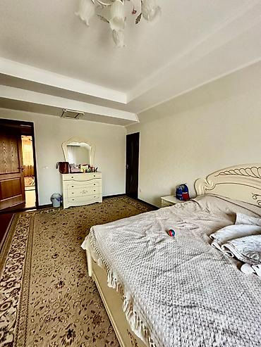 Продажа коттеджей и домов: ПРОДАЕТСЯ ДОМ🏡 В ж/м Учкун, по улице Шабдан Баатыра, на первой линии — 20