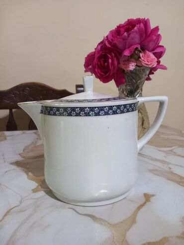 case sa duplim dnom: Beli porcelanski čajnik sa poklopcem, ukrašen plavim cvetnim motivima