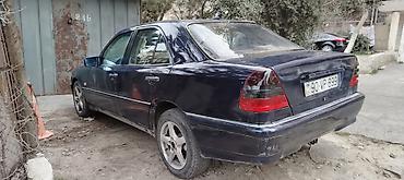 w202 baqaj: Mercedes-Benz C‑Class sedan (W202), tünd mavi rəng. - Kuzov: 4 qapılı — 4