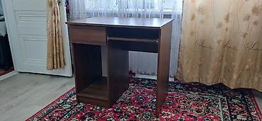 Компактный письменный/компьютерный стол из ЛДСП в тёплом оттенке