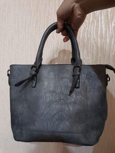 сумку кожаную: Продаю новую кожаную женскую сумочку. Цвет серый, внутри 2 отделения
