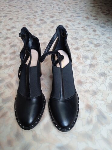 женское платя: Новые кожаные туфли, каблук -8 см. 38 размер. Новое платье, размер М