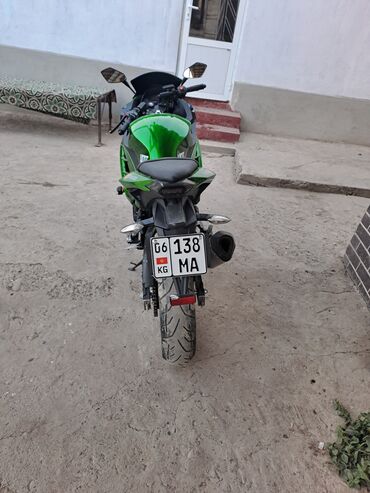 рекс кузов: Спортивный мотоцикл в зелёно‑чёрном исполнении с полной обтекой