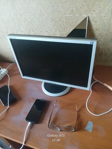 Monitorlar: Samsung-dan olan monitor. Kompüter və ya digər cihazlarla istifadə