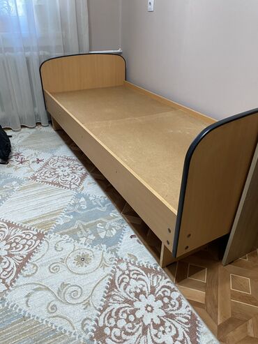 Односпальные кровати: Продаю кровать (б/у)
Материл деревянный 
 Доставка: самовывоз