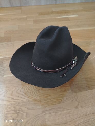 Kape i aksesoari: Muski kaubojski sesir je kao nov, ocuvan. Materijal prevrnuta koza — 10