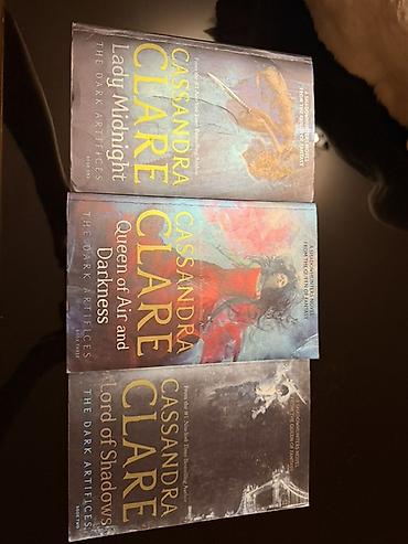Художественная литература: Cassandra Clare müəllifinin **The Dark Artifices** seriyasından 3 — 1