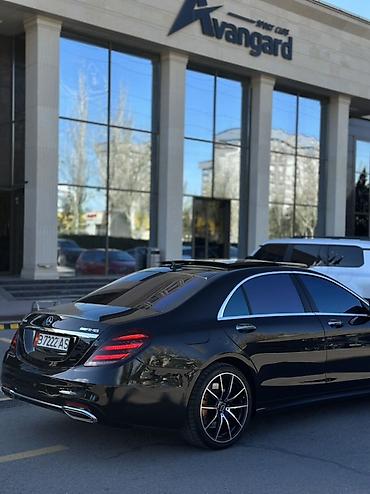 бежевые брюки: Аренда представительских автомобилей Mercedes-Benz с водителем — 4