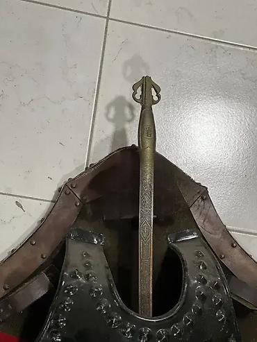 cipelarnik komoda: Štit i mač 103 x 65 cm (zidni ukras) Dobro stanje. Lično preuzimanje — 4
