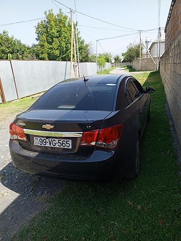 chevrolet cruze bufer: Chevrolet Cruze LT sedan təqdim olunur. Avtomobil qara rəngdədir və — 1