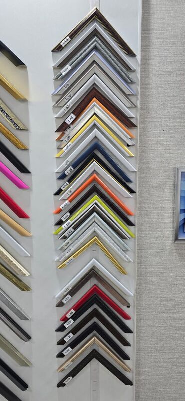 Зеркала: В наличии Минималистичное зеркало с сочетанием черной и золотой рамы с — 4