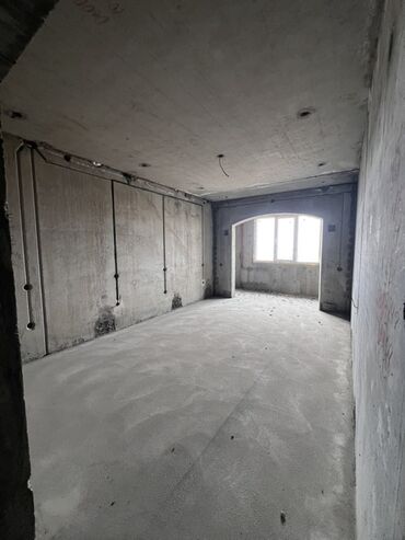 дом в районе пишпек: 2 бөлмө, 69 кв. м, 7 кабат, ПСО (өзү оңдоп түзөтүп бүтүү үчүн)