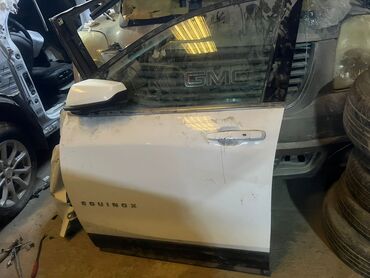 w211 qapi: Ağ rəngdə olan, “Equinox” markalı avtomobil qapısı. Qapının xarici