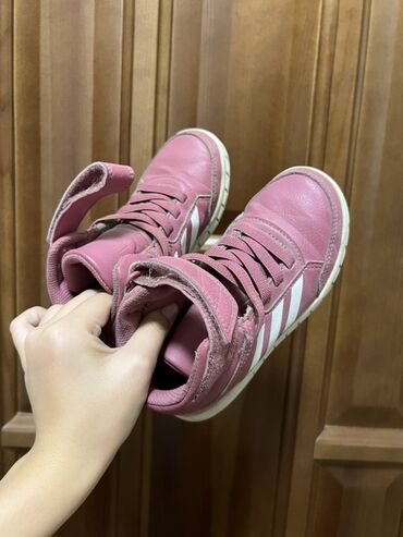 зимняя обувь адидас: Детские кроссовки-ботинки Adidas, высокие, розового цвета с белыми