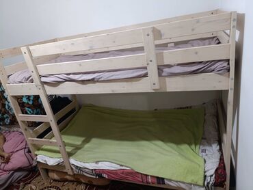 Двухъярусные кровати: Двухъярусная кровать из светлого дерева. Простая и надежная