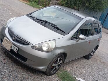 купить фольксваген: Автомобиль Honda Fit серебристого цвета с черными литыми дисками