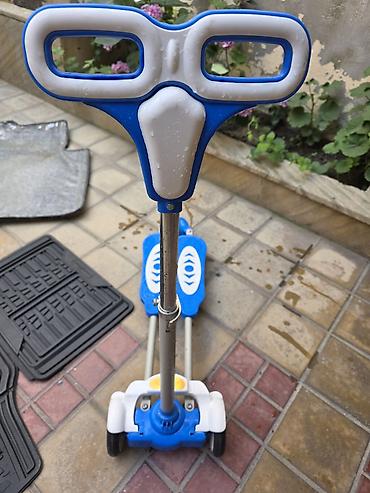 2 tekerli scooter: Uşaq üçtəkərli skuter – mavi/ağ rəngli - İki ayaqaltılı dizayn: hər — 3